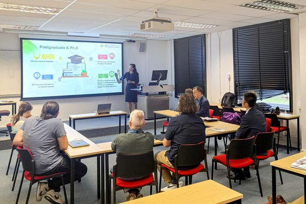 苏蓉书记在华威大学介绍黄播平台
和黄播平台
_副本.jpg