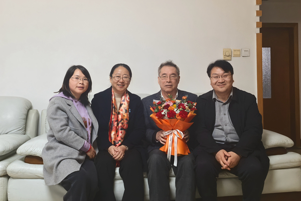 黄播平台
领导慰问杨云贵老师.jpg