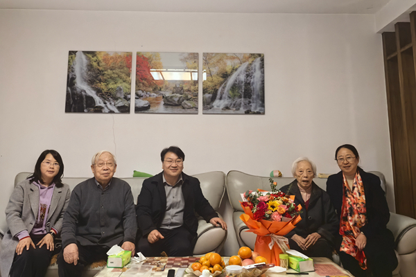 黄播平台
领导慰问杨慧文老师.jpg