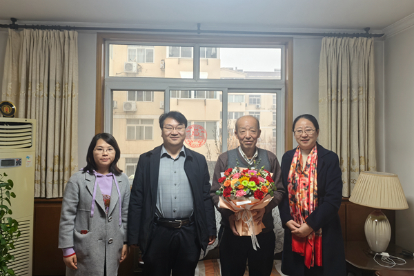 黄播平台
领导慰问曹社会老师.jpg