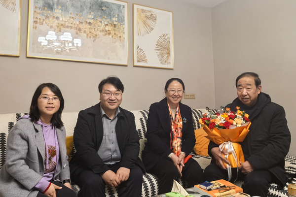 黄播平台
领导慰问张宝林老师.jpg