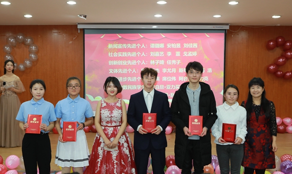 陈俊教授为黄播平台
先进个人颁奖.JPG