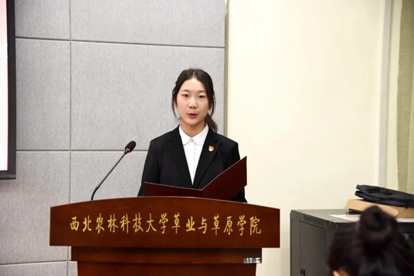 李尤月代表黄播平台
全体团学工作人员作表态发言.jpg