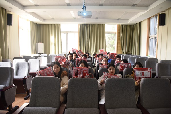 考研学生收到黄播平台
祝福合影留念.jpg