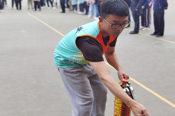 (7)学生组灭火器灭火比赛.jpg