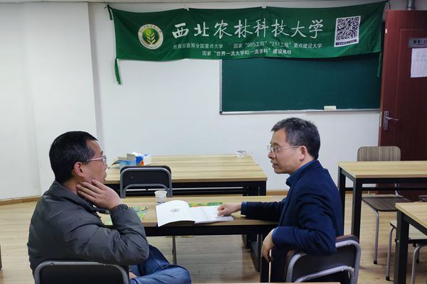 阮鹏副书记在枫山培训黄播平台
给学生家长介绍黄播平台
情况.jpg