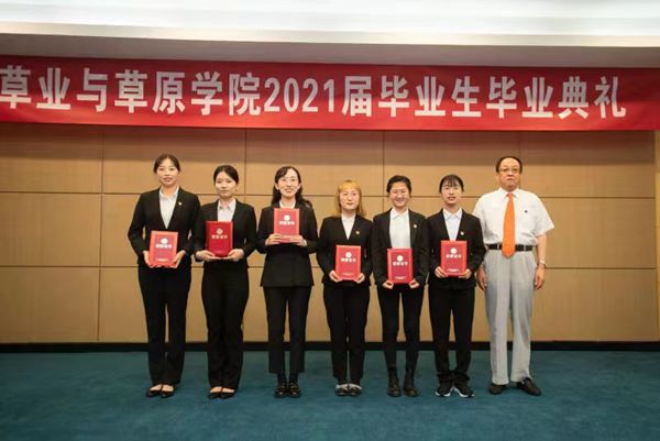 呼天明院长为获得2021届优秀毕业本科生颁奖.jpg