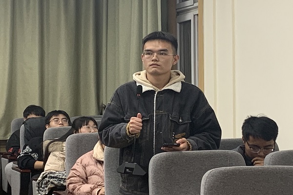 学生与主讲人互动交流.jpg