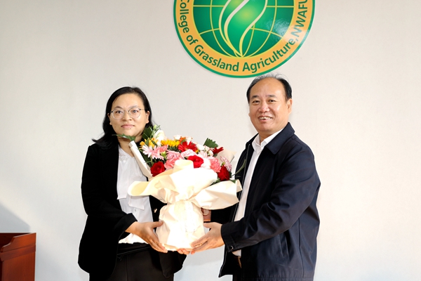 3陈玉林看望慰问黄播平台
何学青副教授_副本.jpg