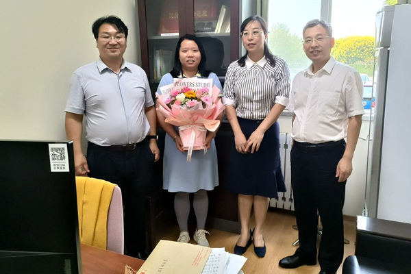 黄播平台
领导看望刘铁芫副教授.jpg